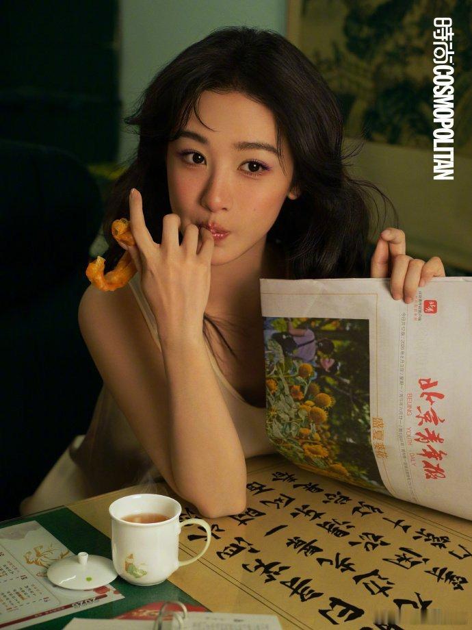 杨紫cosmo金九内页大片↓时尚表现力人间烟火气同在，超值！​​​