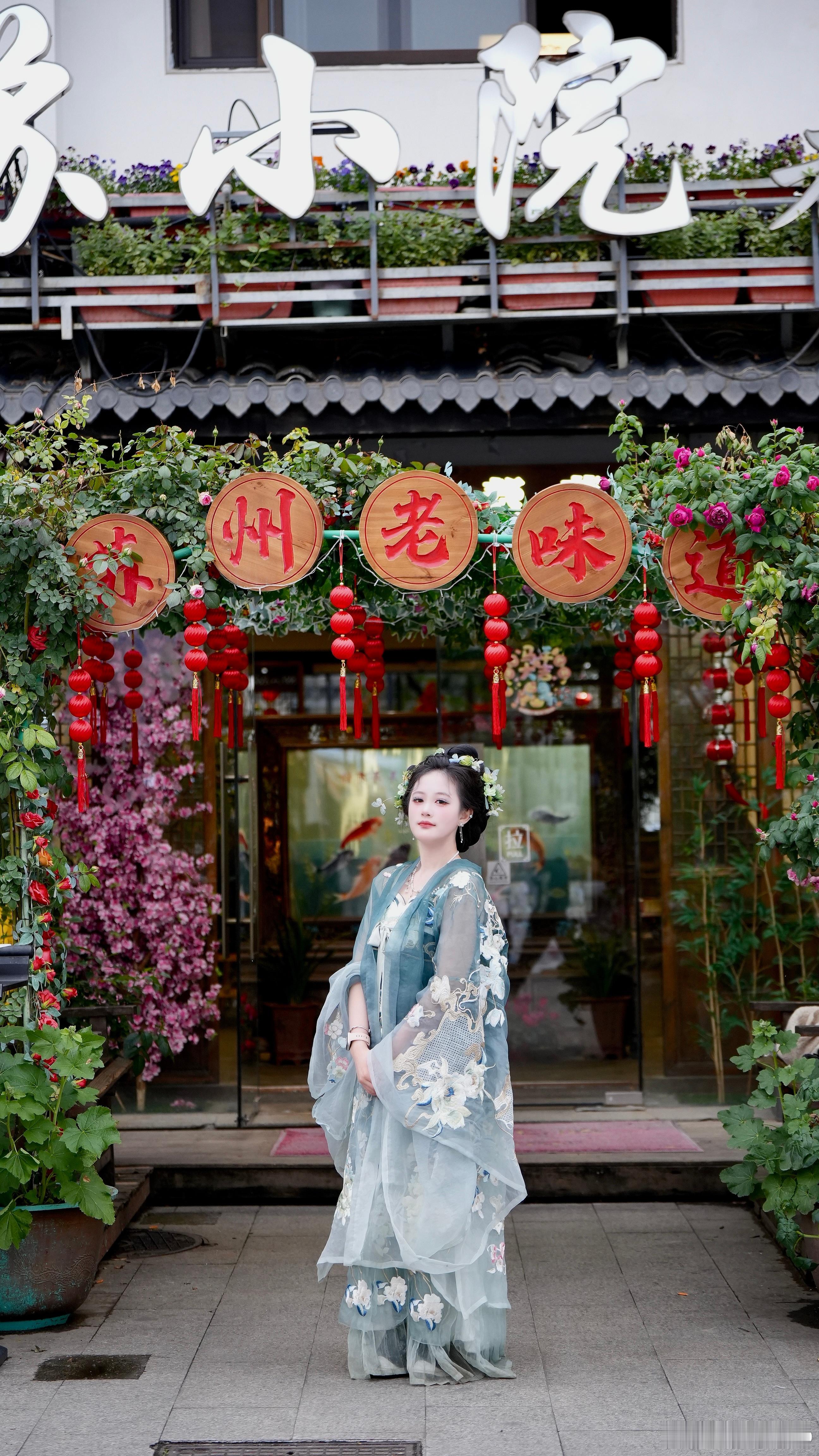 一入姑苏，便染一身江南的温柔。青瓦白墙映水，衣袂翩跹，是风拂过千年的诗。苏州园林