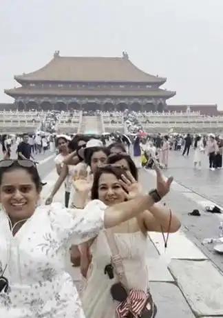 印度游客竟然在故宫外放辱华舞曲跳舞，无视劝阻，肆意妄为！几名印度女游客在故宫