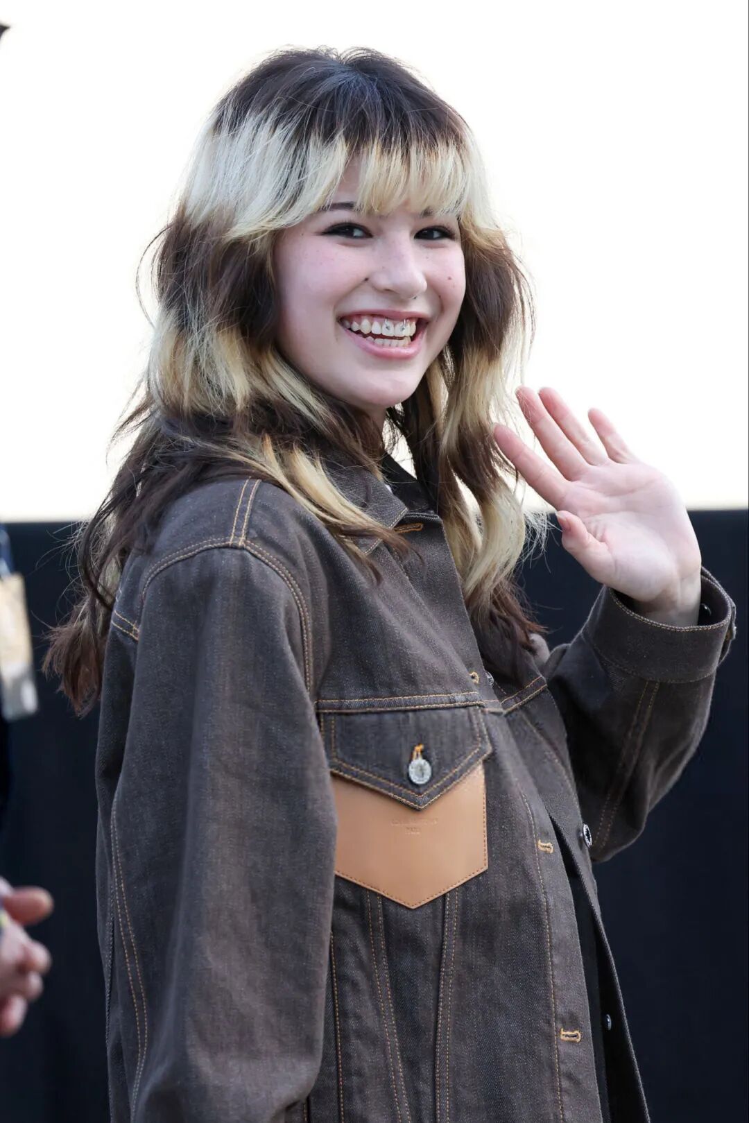 20岁刘美贤奥运夺金三周: LV时装秀、纽交所敲钟, 科技与奢侈品巨头争相押注