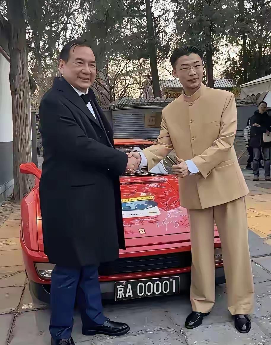 郭有才老师确实有才，身后车牌居然是京A00001郭有才真是越来越厉害了，靠在菏