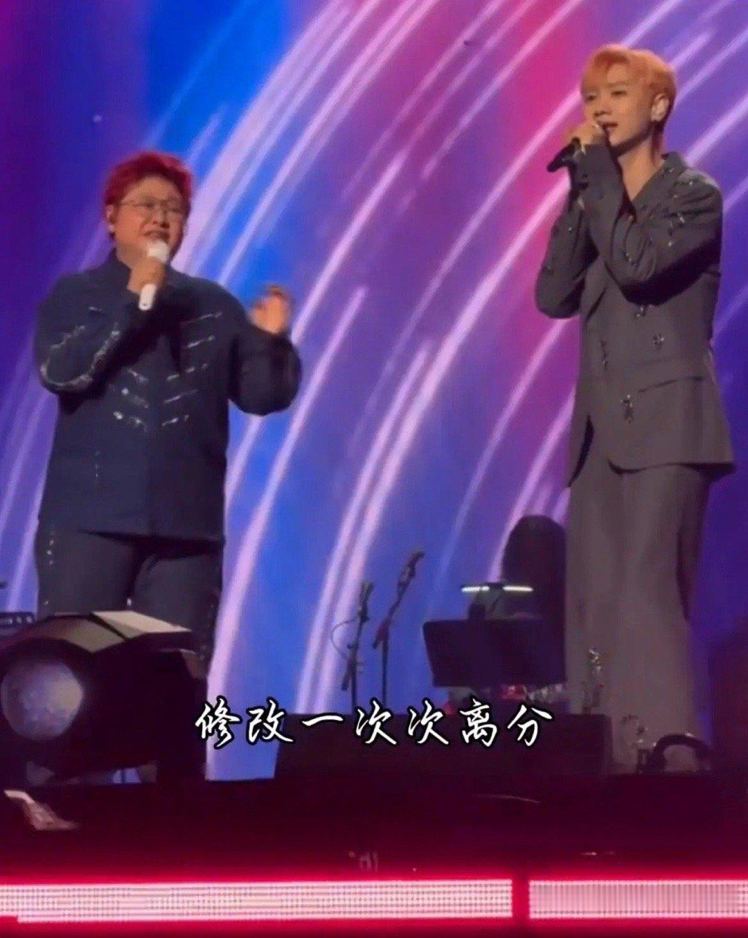 8月1日，韩红，汪苏泷台上唱《年轮》，大屏镜头给到素颜来看演唱会的陈晓，陈晓先是