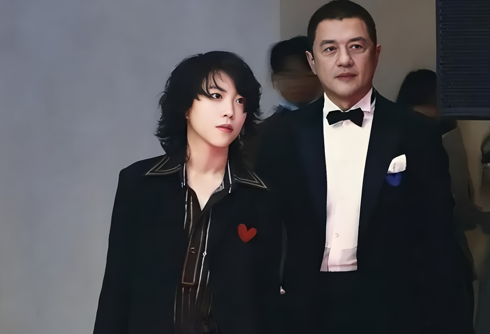 窦靖童亲爹是窦唯，却由李亚鹏守了一整个青春——十年风雨无阻校门口接送，家长会雷打