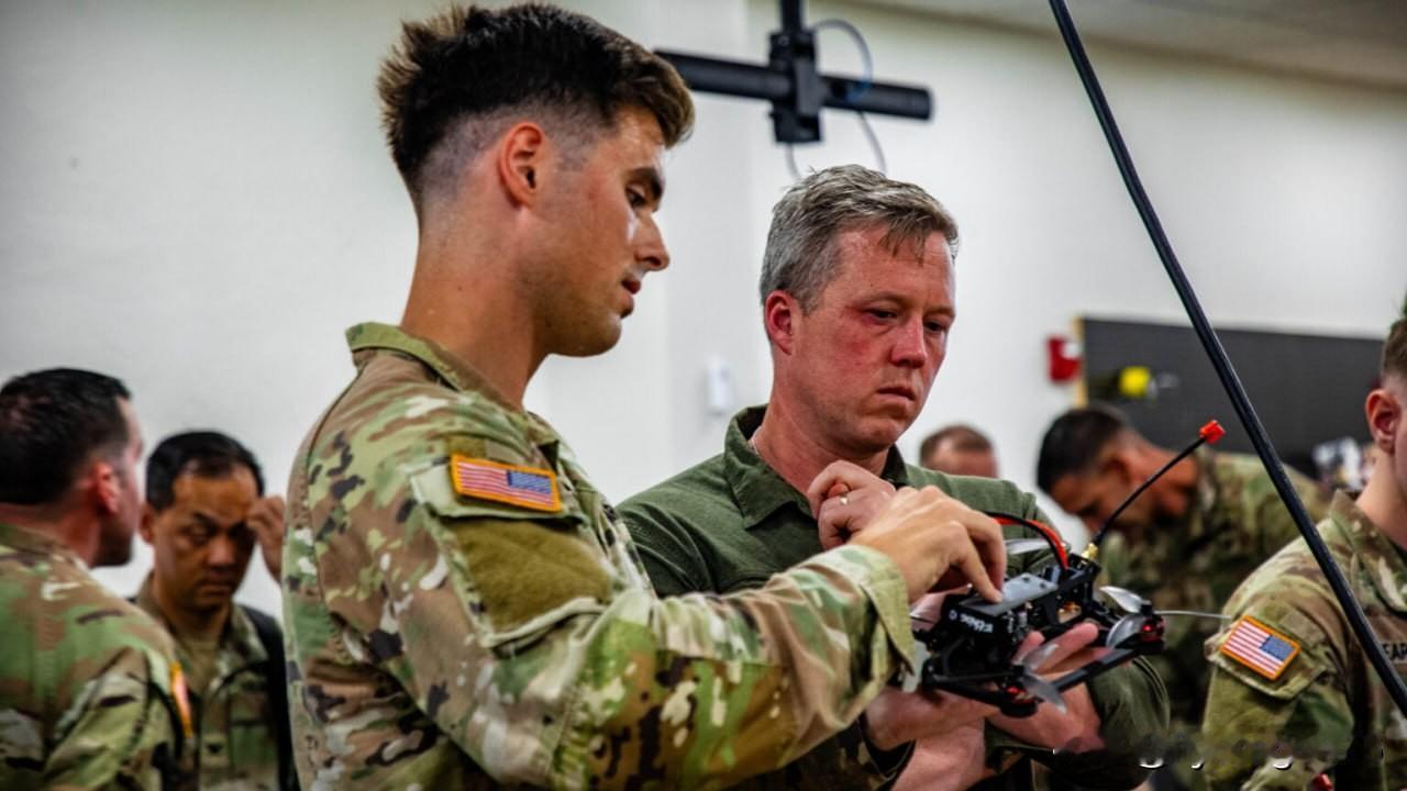 ✈️🇺🇸美国陆军计划在未来三年内采购多达一百万架侦察和打击无人机。美国