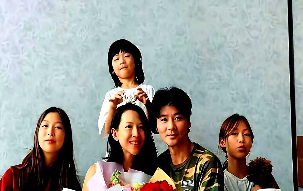 星二代进圈拿资源手到擒来？蔡少芬直接把这条路给亲闺女堵死了。夏天一家人出门被