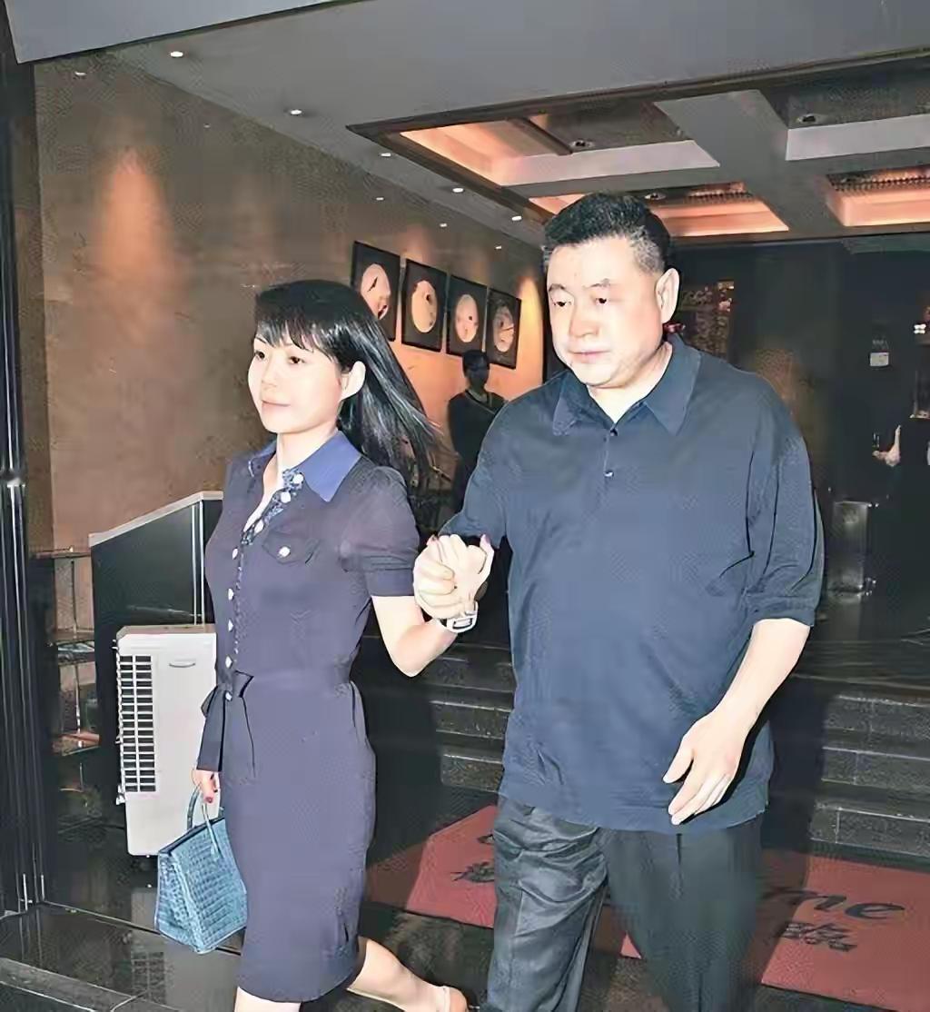 刘銮雄两任女人两种风格，他不管和谁牵手，都是开心的，因为他是会享福的人。
