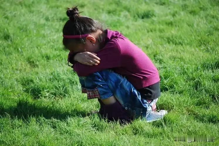 江西抚州，6岁小女孩跟着奶奶去打麻将，期间在麻将馆附近与其他小朋友玩耍时，被其中