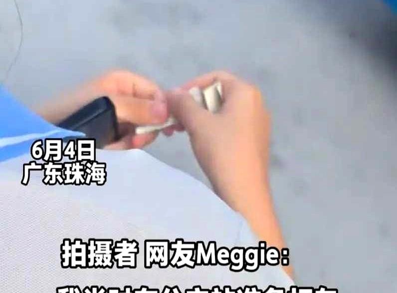 广东珠海有女子在一处公交站台等公交车时，看有穿校服的女生她压根不缺那一块钱，就
