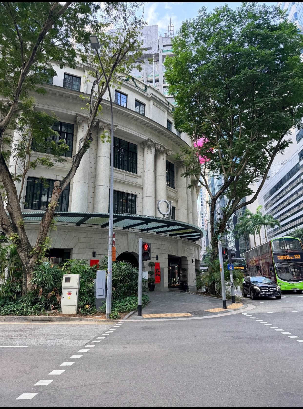 笑死了！近日，一位在新加坡的网友，他看到一家酒店门前贴了两字，可能酒店是想贴春