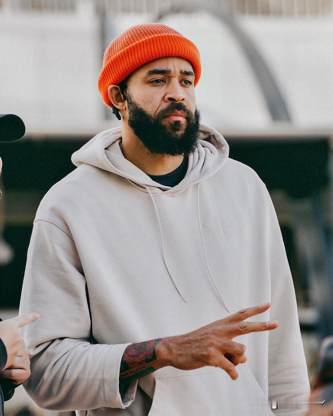 其实明眼人都能看出来北京男篮千挑万选的麦基并不能帮助北京男篮解决所有的问题