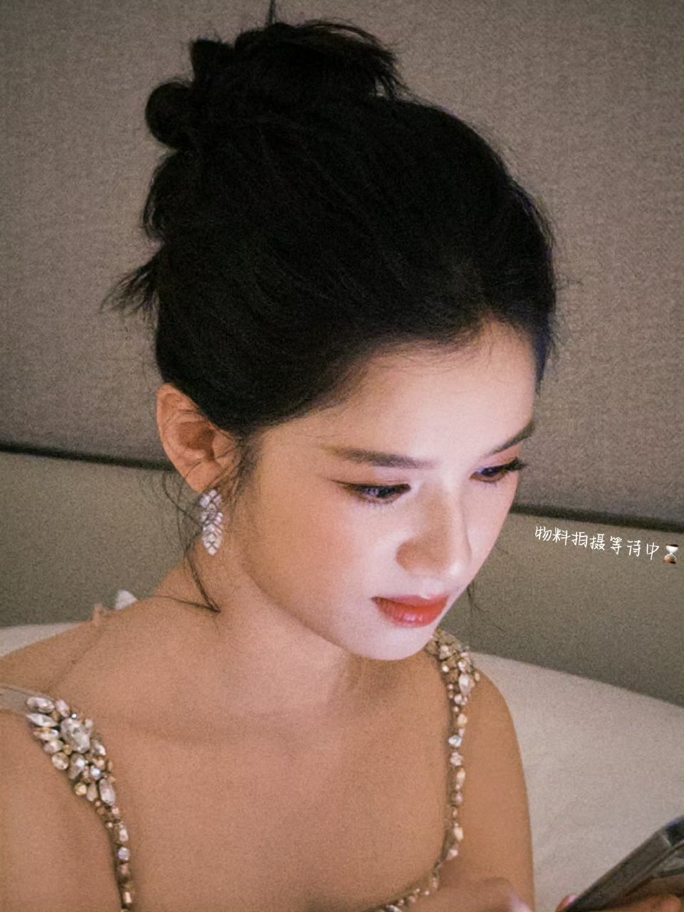 张婧仪超大号浴袍围兜张婧仪裹着浴袍吃饭最喜欢看小张的plog啦～