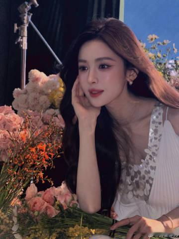 娜扎这波让我来发谁被娜扎的亮片白裙美晕了💫！简约又高级的设计，温柔纯粹的白色