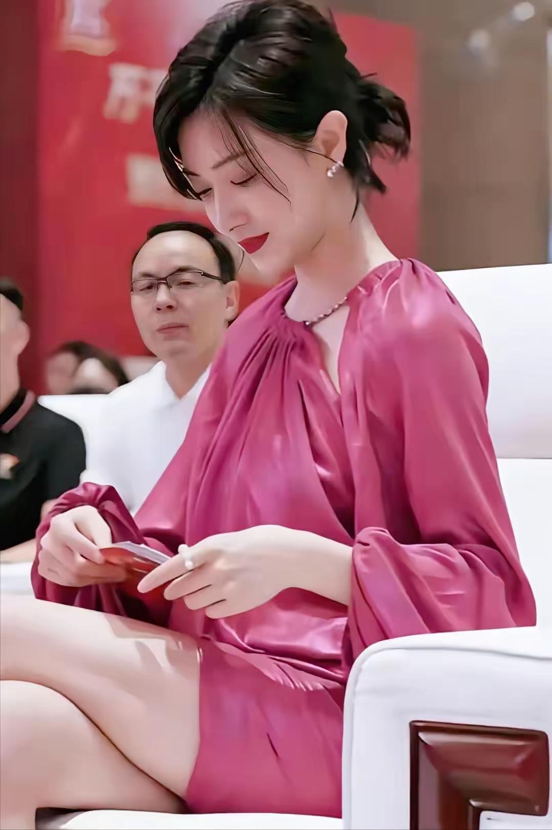 她年轻时的颜值比高圆圆还美，肤白貌美是个美人，猜猜她是谁？