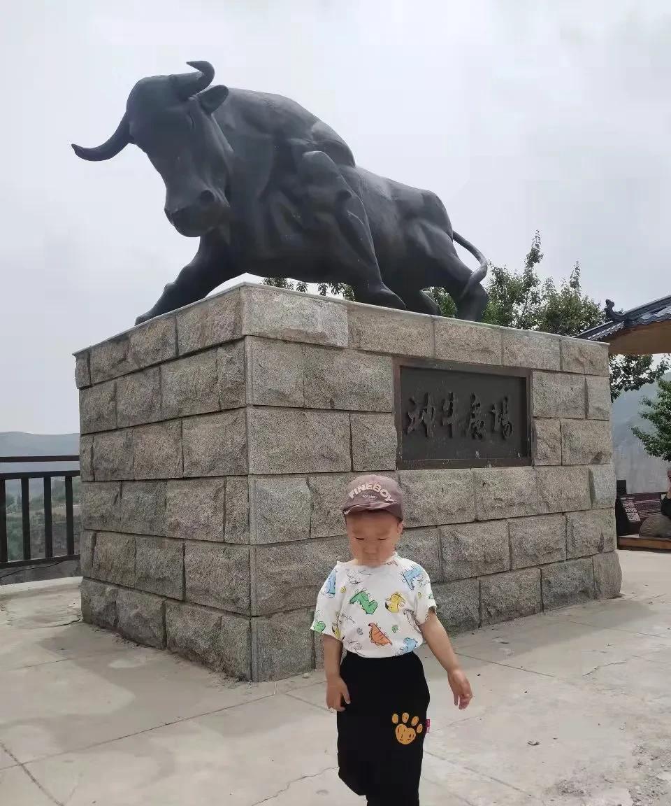 端午节那天，亲家两口子带着外孙也就是我孙子从另外一个城市来到了我们家。