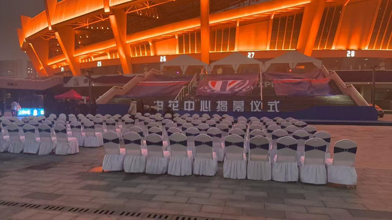 下面这个图片是明天将要开业的申花中心，一家真正的俱乐部必须要有自己的文化，一家成
