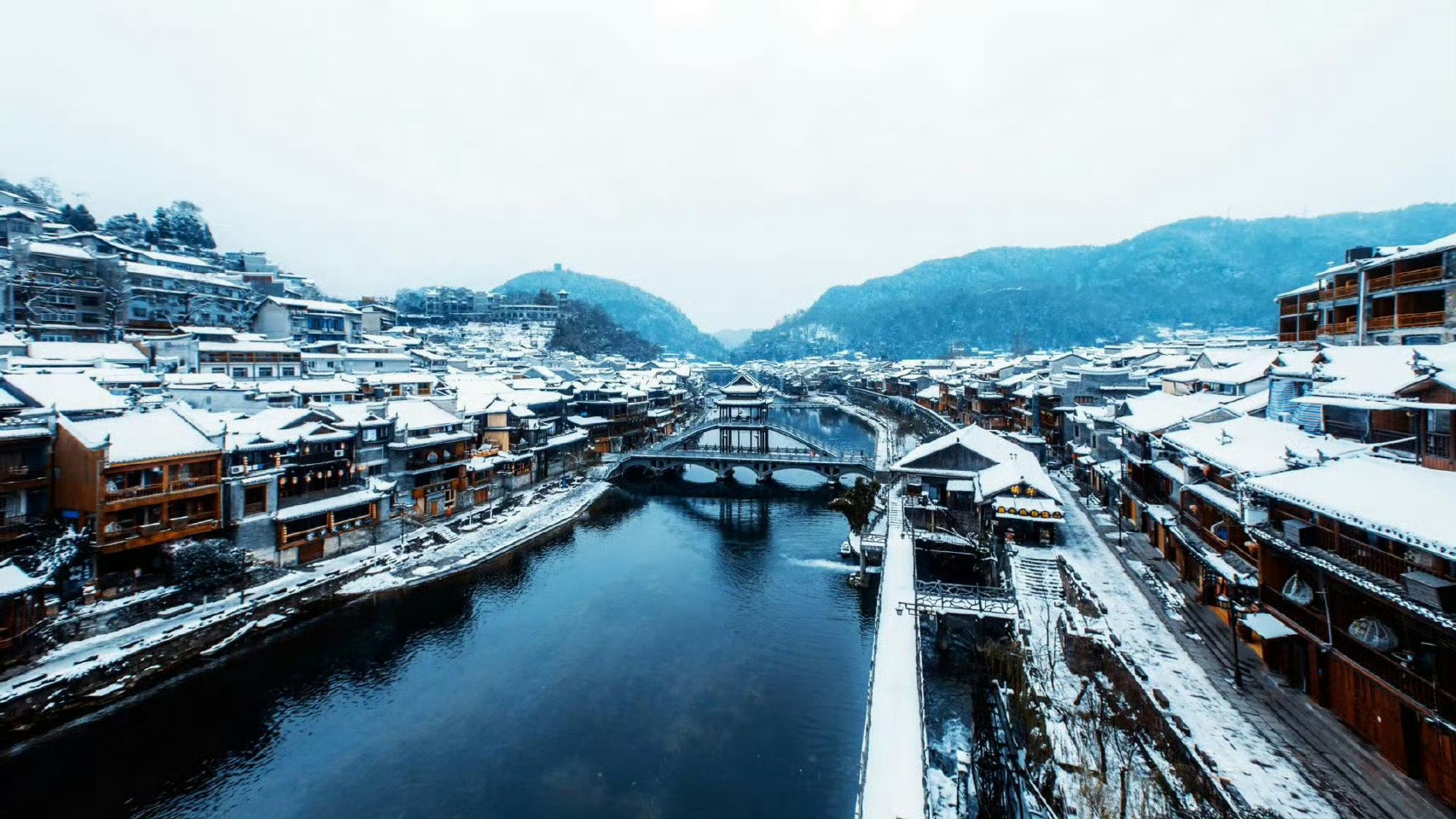 飘雪过后的凤凰古城，静静的，素素的，有如换了银装的冬姑娘。依然的沱江水，把这份素