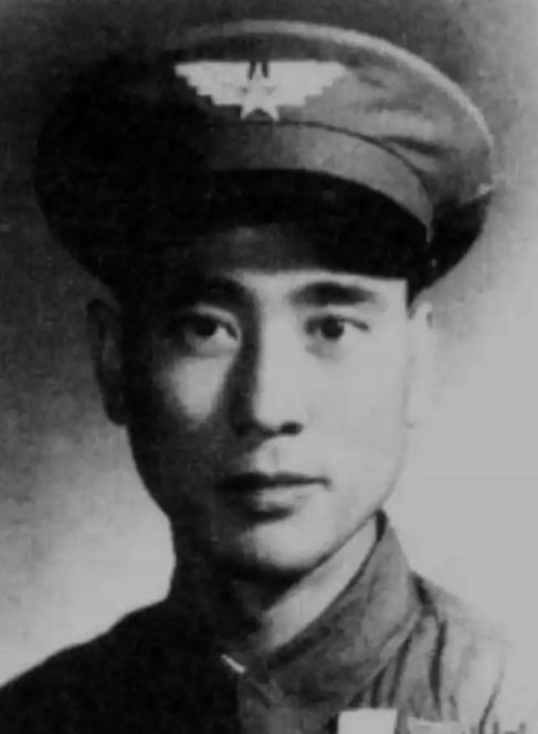 1949年，一架国民党的飞机，一头栽进了解放区的地界，等解放军赶到现场时，那名飞