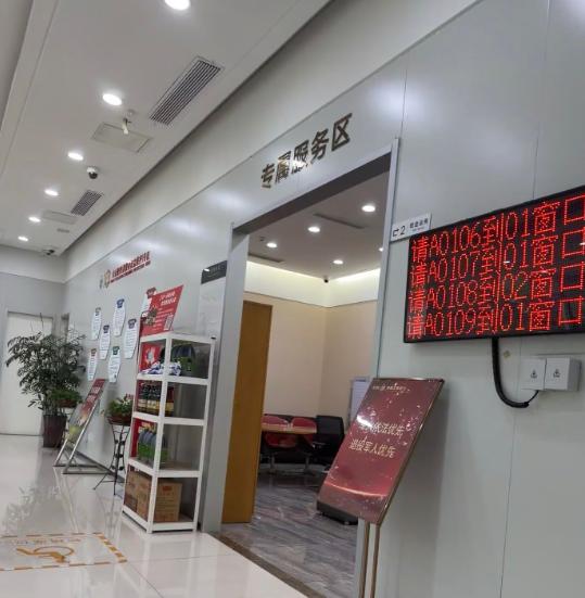 以前很多人存钱，第一反应就是四大行。觉得规模大、网点多，心里踏实。但最近几年