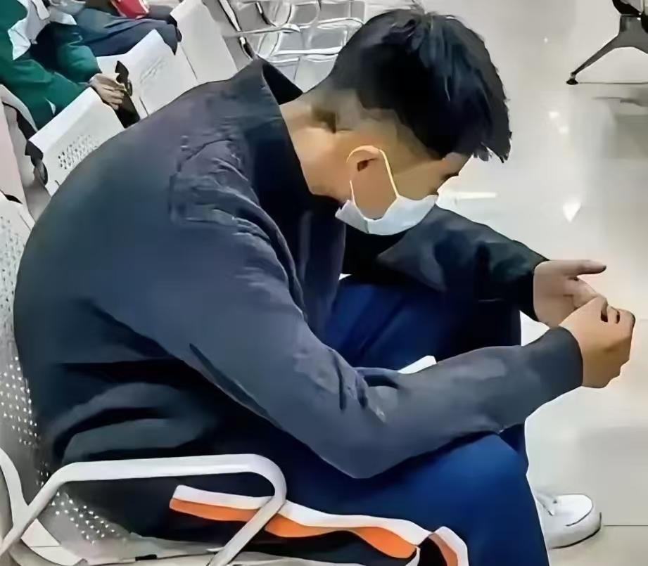 一个14岁的孩子，蹲在医院走廊里，手机只剩一点电，父亲却躺在ICU里等着抢救。6