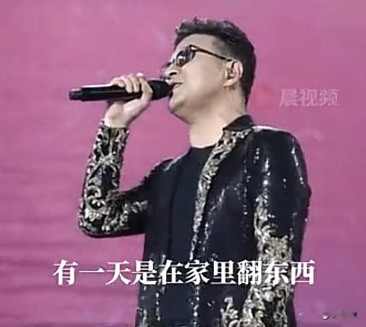 近日，葛荟婕在直播间哭了，又聊起伤心的往事，还是不能释怀……葛荟婕