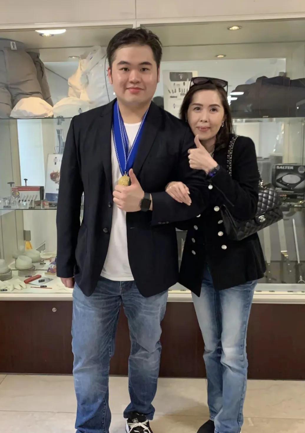 这居然是林俊贤儿子，长得不太像亲爸，反而像前继父黄子扬！林俊贤年轻的时候，长得