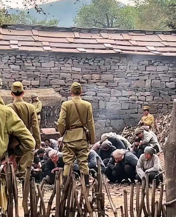 1943年3月，海南五指山地区，一日本兵失足掉下山崖，没有摔死，但摔断了腿，当地