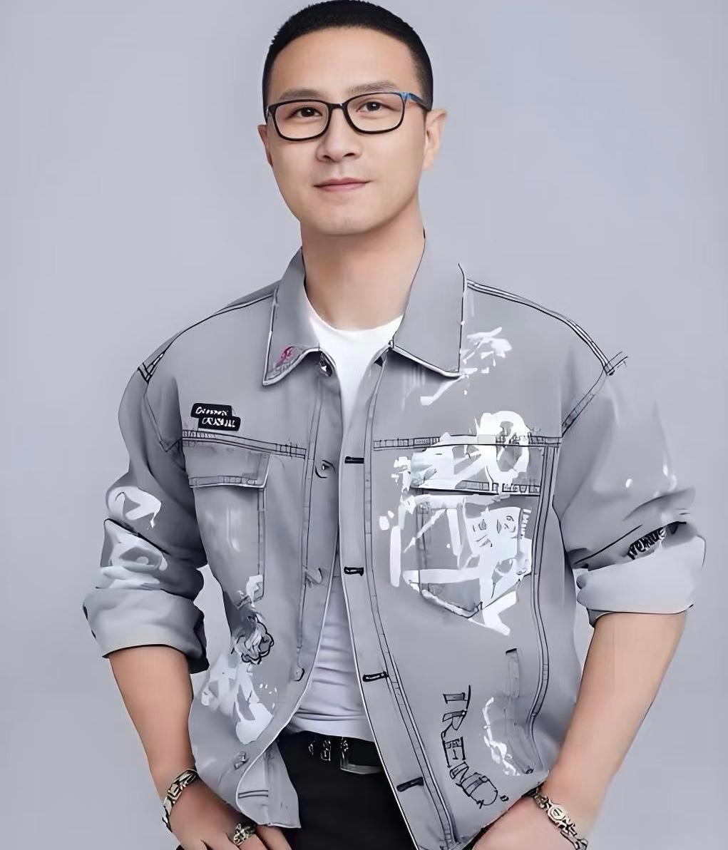 汪峰开唱走音了，真唱的。不是假唱，是嗓子冒烟了还硬扛。话筒往台下递，不是甩锅