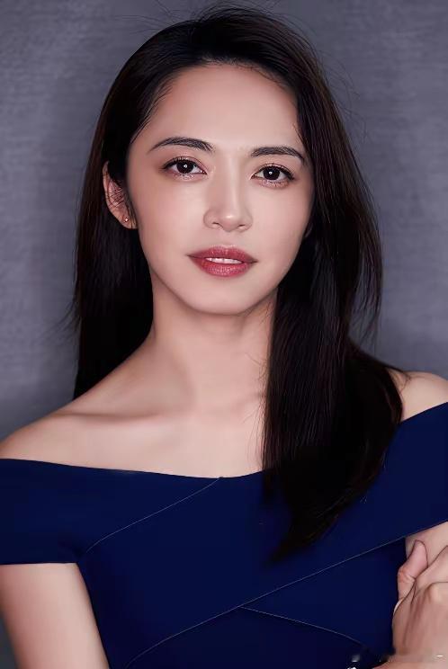 好奇查了一下姚晨的出身。不查不知道，一查才知道，姚晨根本不是资源咖，她就是一个不