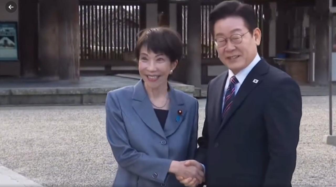 1月14日李在明也太在意总统包袱了吧！为了和高市早苗合影，先是脱下风衣，这都和人