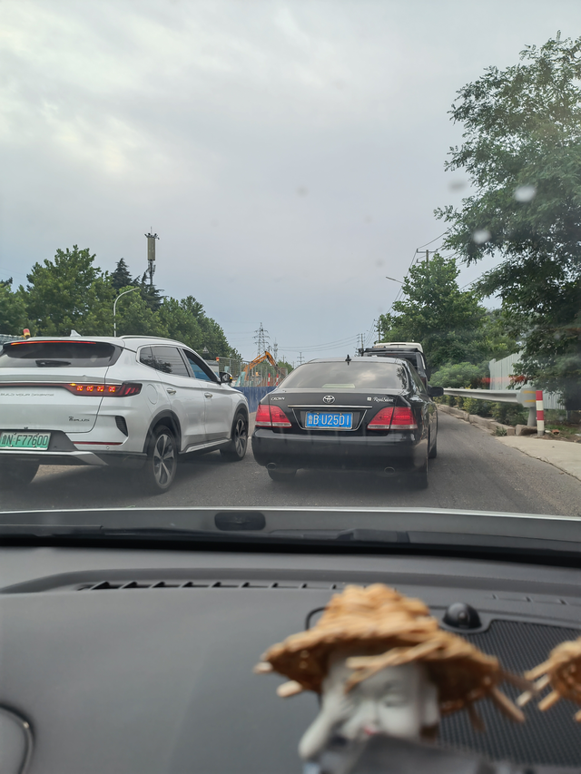 比亚迪品控搞起来呀昨天下班路上见到一辆宋plus打着双闪停在了道路中间。这是第