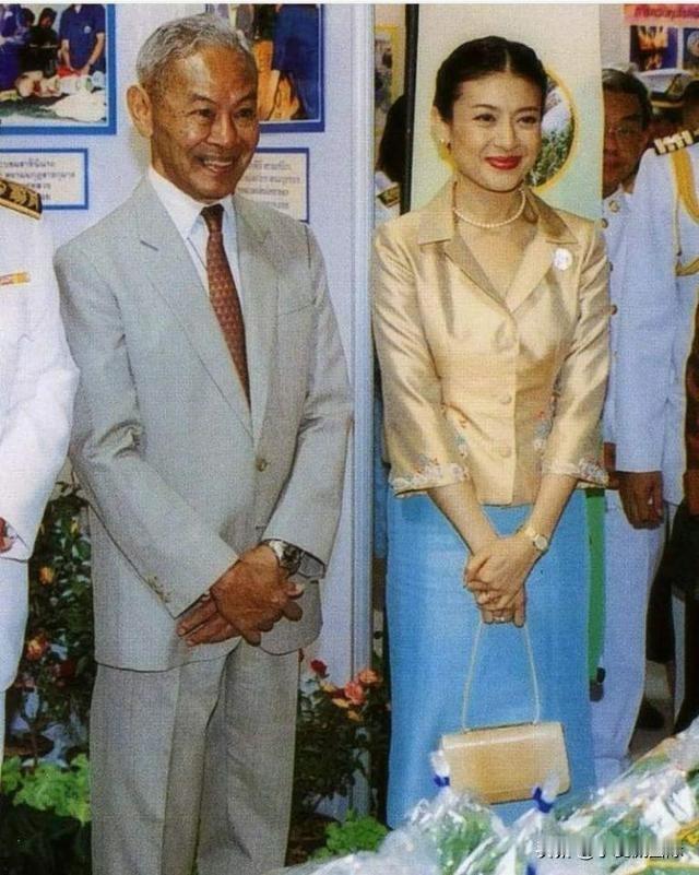 莫名地觉得西拉米和身旁的男子长得像，他们笑容差不多，就是肤色差得太远了。