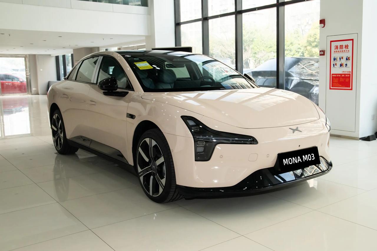 比亚迪、小鹏上市发布会撞一起了4月2日，小鹏将迎来26款MONAM03上市