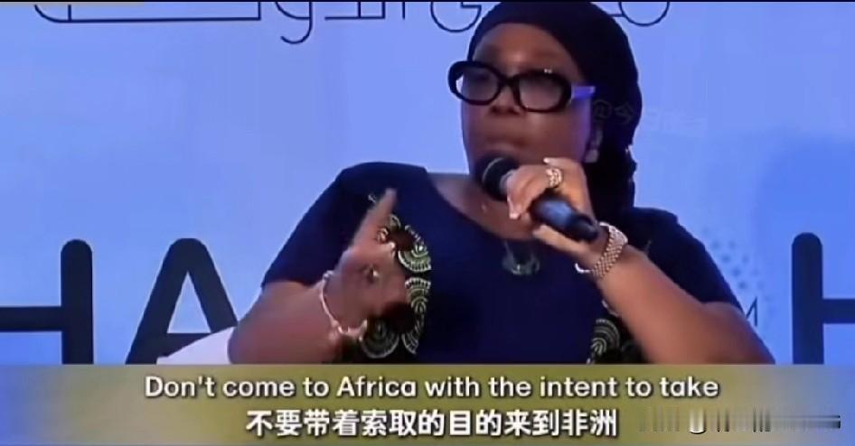 这个黑人大妈这几天在网上挺火！大家说看到了她就看到了白眼狼…[捂脸哭]她的意思很