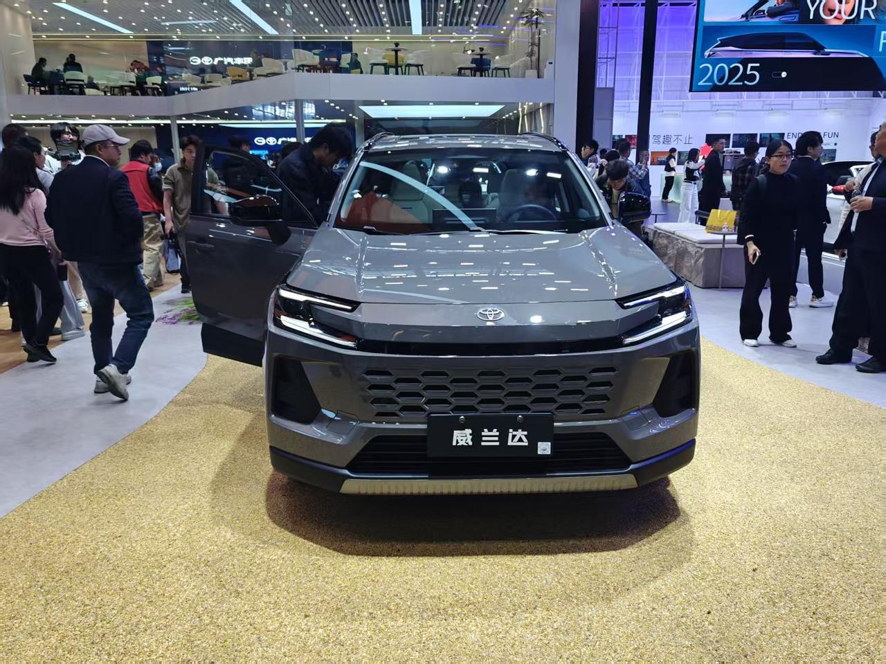 丰田这次是把压箱底的智能科技都掏出来了，2025广州车展上，丰田威兰达亮相，能在