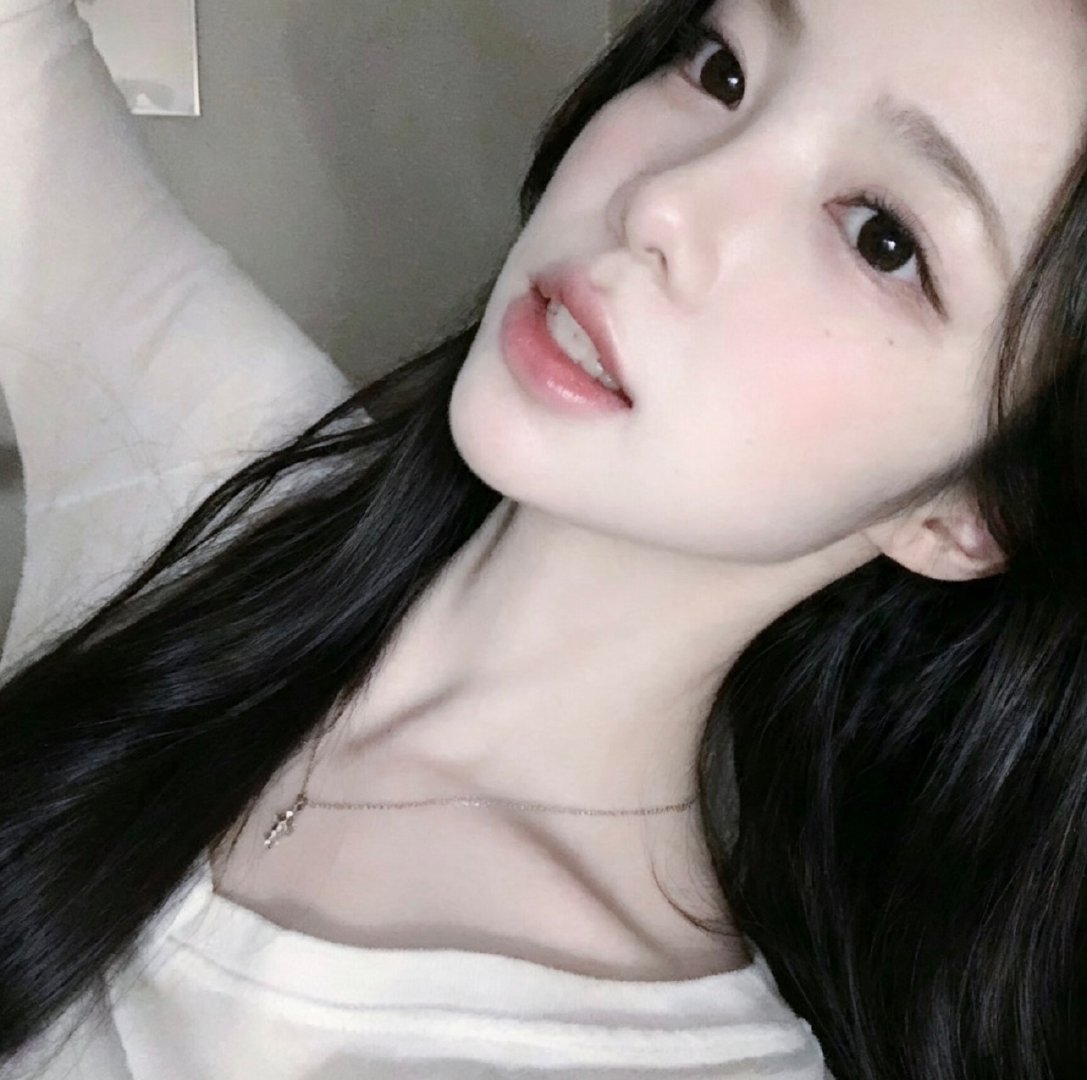 火龙果的种植方法如下：选地施肥：选择地势平坦、阳光充足、排水良好的地块。土壤应疏
