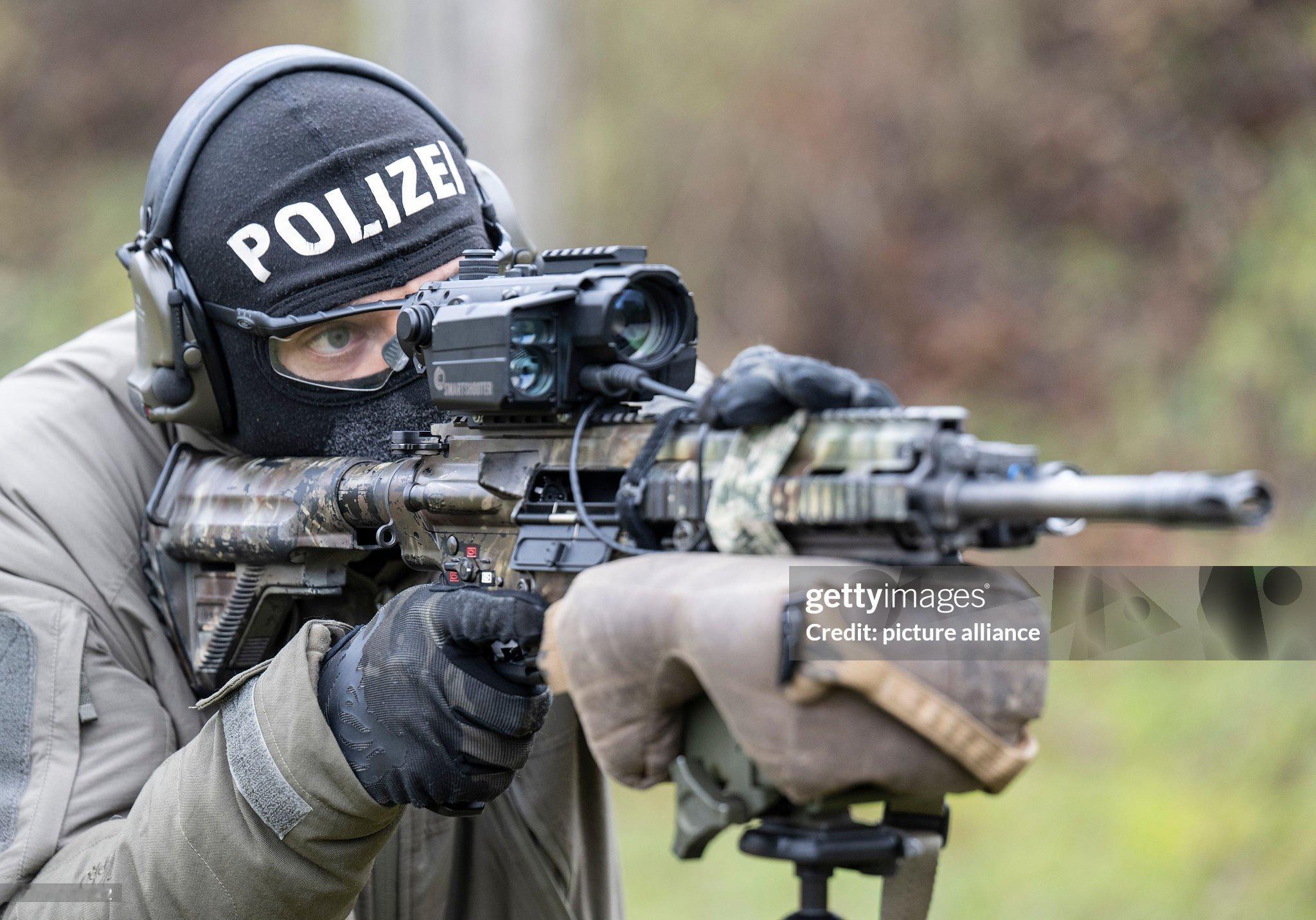 使用HK417步枪加装火控瞄准镜进行反无人机射击训练的德国SEK烽火问鼎计划