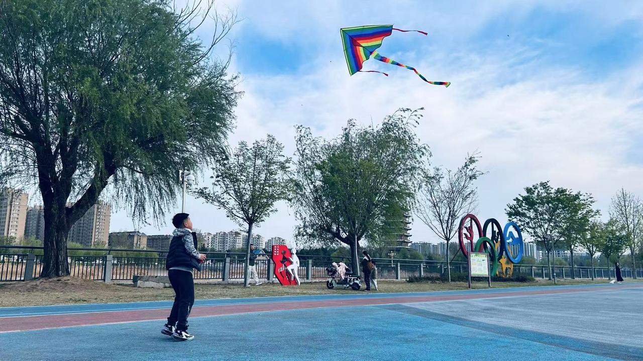 成长昨晚，上上姥姥到我家给上上送草莓🍓。其实，上上不是多么喜欢吃草莓，上上就