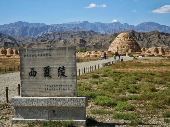 1227年，西夏末帝率城内官员出降，随后国亡。一个立国将近二百年、有自己文字、有