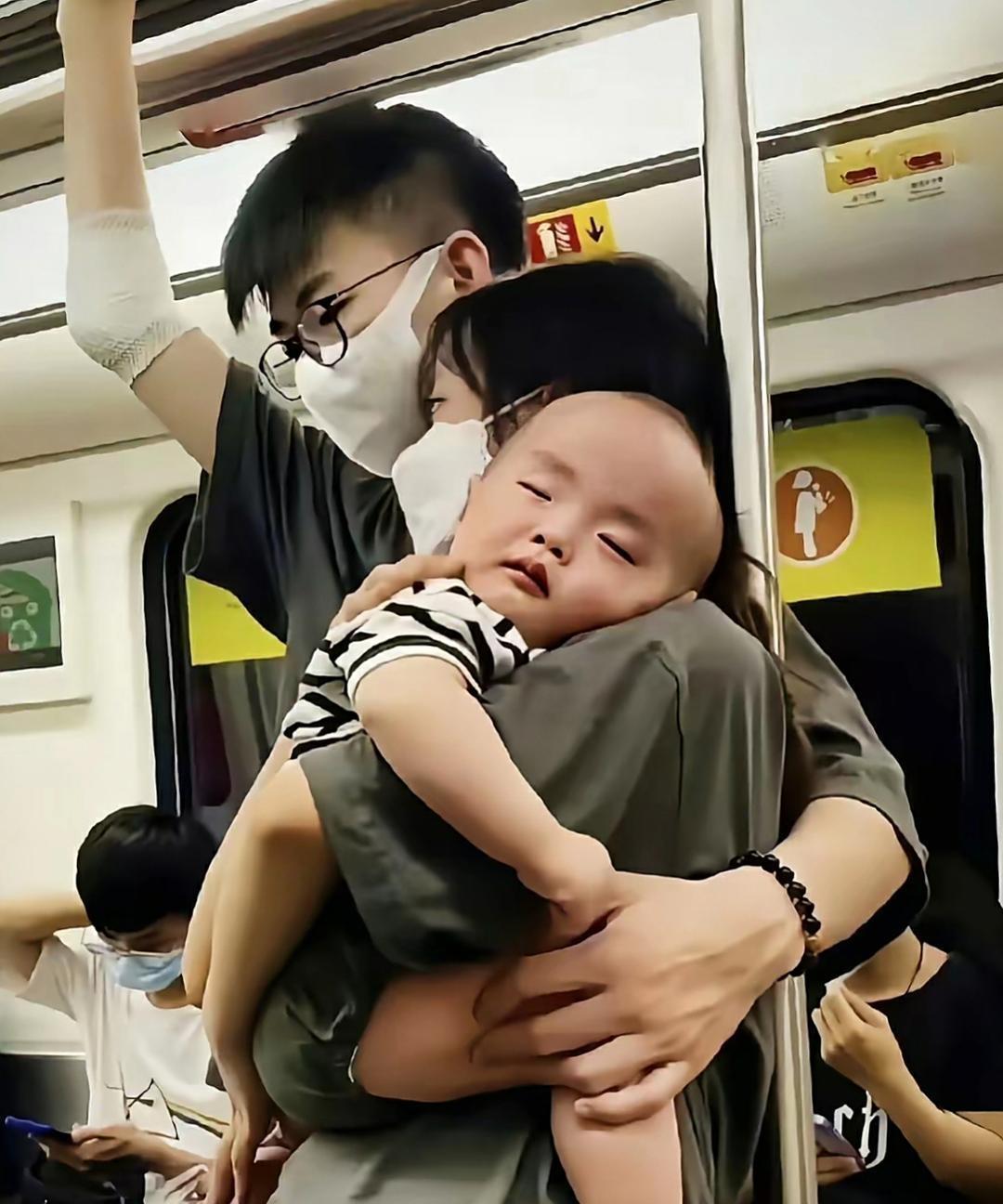 公交车上这一幕感动好多人，这才是结婚真正的意义！车厢嘈杂，人人低头看手机。