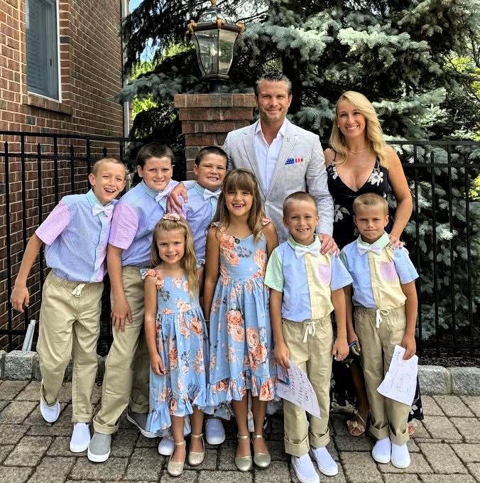 战争部长皮特.赫格塞斯的家人：这就是人生赢家的样子。注意看美国人拍照时面对镜