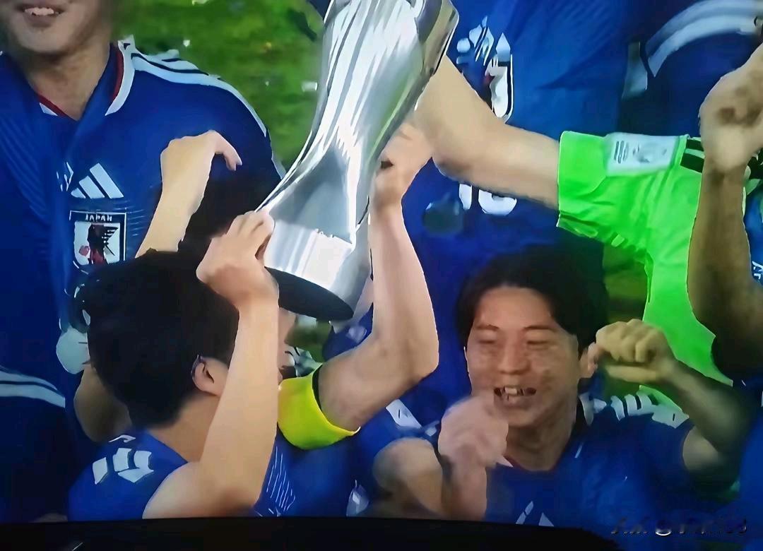 三霑薰和南野拓实坐实无缘世界杯今天日媒列出了无缘世界杯的主要球员，具体如下：