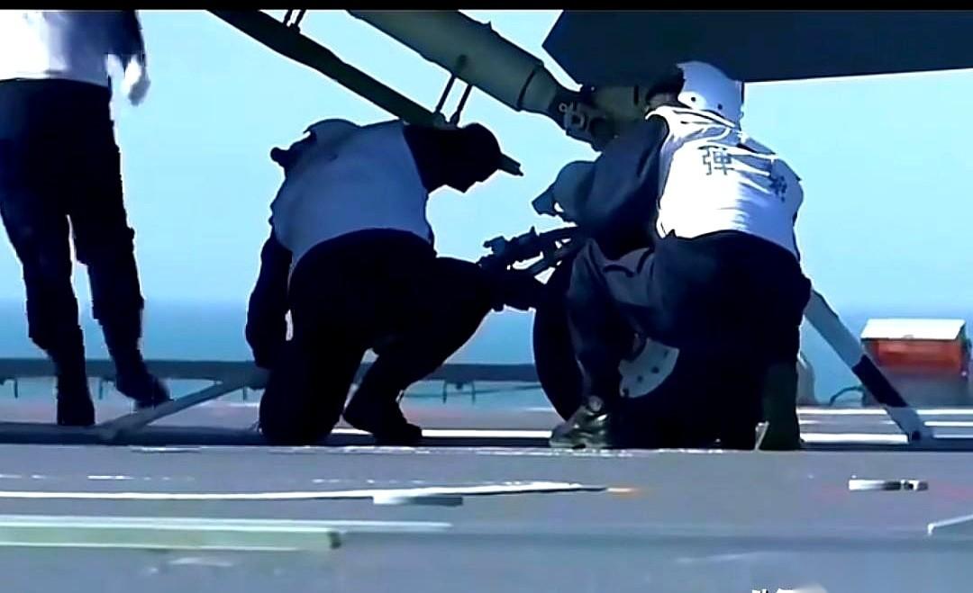 我今天才算看明白，为啥特朗普当年被气得跳脚，非要把航母上最先进的电磁弹射，换回“