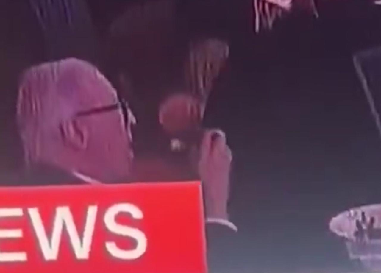 枪击事件中，最淡定的三个人：第一个，临危不乱的老人。当其他人都躲到桌子底下的