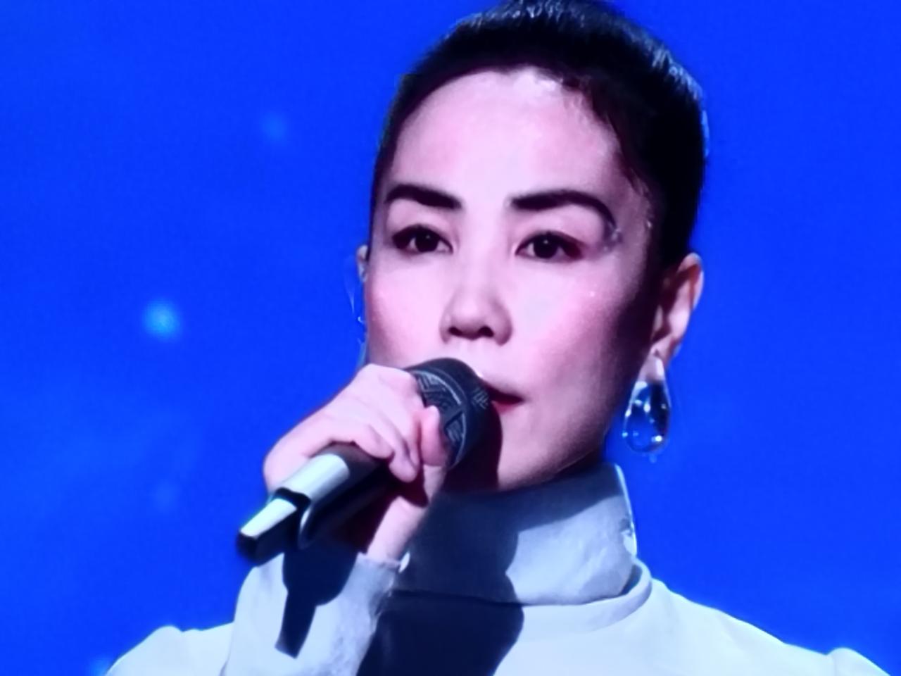 王菲的造型怎么了？能说这次御用造型化妆师不灵了吗？怎么感觉很油腻，脸上有光，没