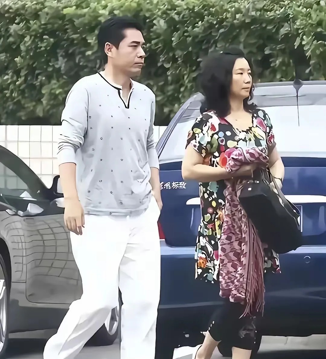 这位演技精湛的老戏骨，还是那么帅，穿着干净利落，但老婆穿的花里胡哨，看起来比她大