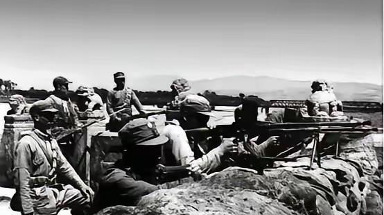 1939年，正在清点战利品的八路军缴获一门木头做的假炮，刚想要烧了，旁边的杨得志