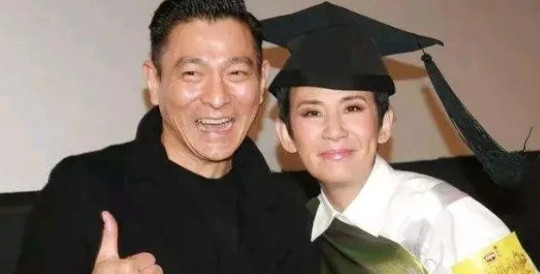 那年，吴君如在节目中爆料称：“娱乐圈有个集邮女，四大天王她拿下了三个，只有刘德华