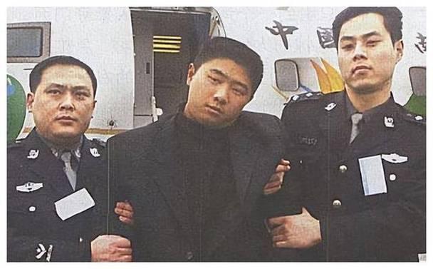 看一下重庆杀人犯“邓宇”逃往缅甸后，成为了当地看守所所长，还娶了警花为老婆，这到