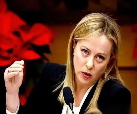 意大利总理梅洛尼那句话，简直是掀桌子级别的。“他们说我们的文明在衰退？可佛罗伦