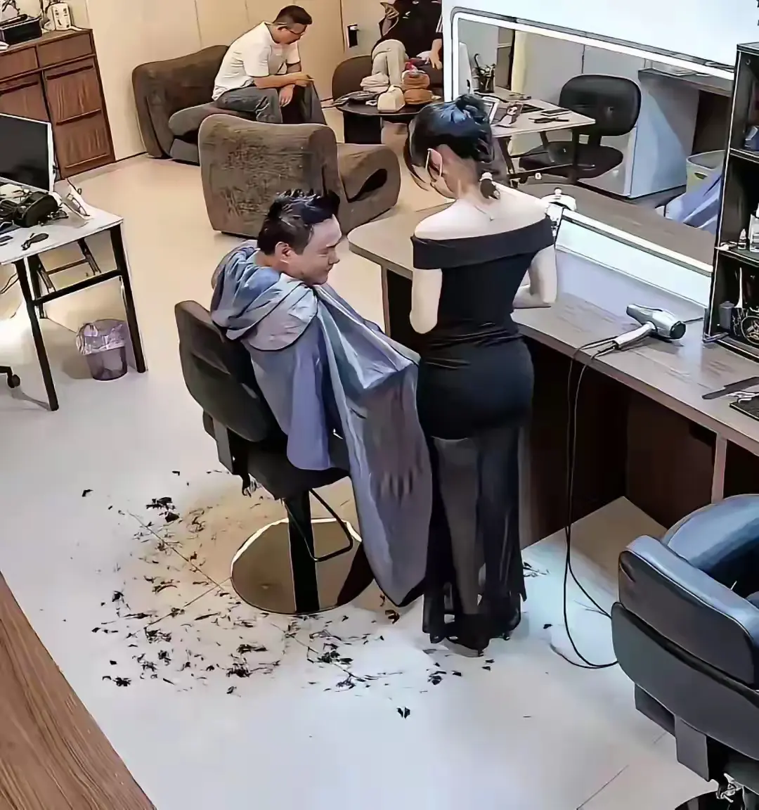 大哥一看就对这理发店技术很满意